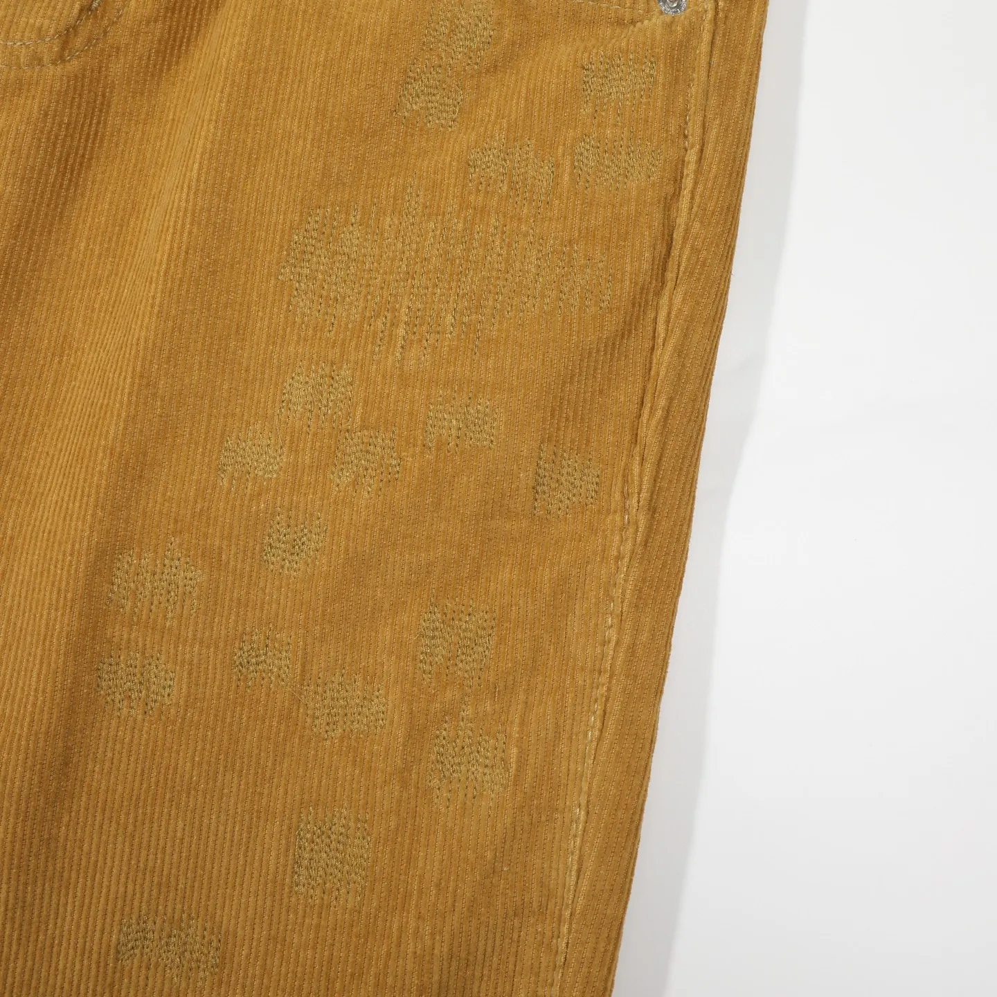 P240 Chrome Hearts Gallery 2025 corduroy spliced ​​multi-pocket couple bootcut jeans are a hot trend this season and are sought after by countless celebrities and fashionistas. The neat details of the cutting process add color to the playful fashion! The neat and meticulous design, and the well-fitting structure is unique. The upper body not only has outstanding recognition, but also looks younger and younger. A style with the ultimate wearing meaning and performance, gorgeous color matching, and the craftsmanship of this style is also extremely extraordinary. After the finished product is washed, it is disassembled and hand-made with sheepskin cross leather and then spliced ​​together to complete. The whole piece has too many craftsmanship to describe. It is decorated with patchwork cross flowers and high-waisted washed jeans! ! Absolutely high-end luxury product, a god-level single product, a super popular product, made with top heavy industry, a magic weapon that cannot be missed to hit the streets. Size: 28 30 32 34 36 Color: Yellow